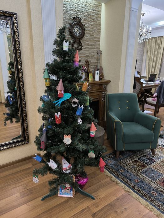 Елка искусственная 170см с шарами. Срочно