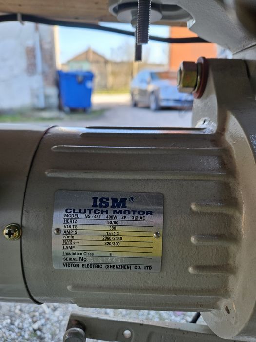 Професионална шевна машина JUKI