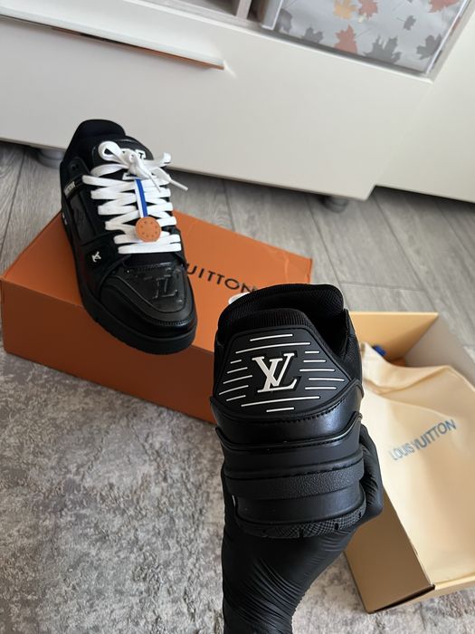 lv trainer black