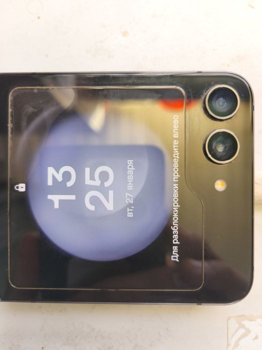 Samsung Z Flip 5 дисплей