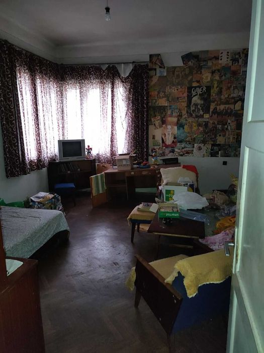 Голям апартамент, който може да се раздели на два по - малки.