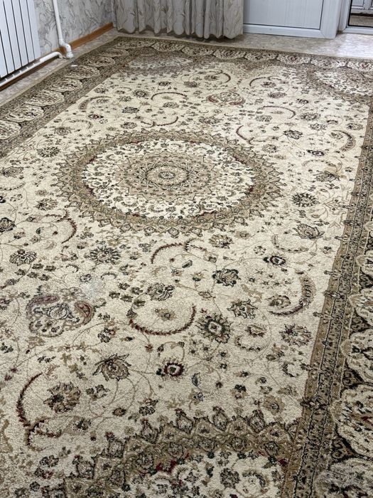 Ковер бежевый продается