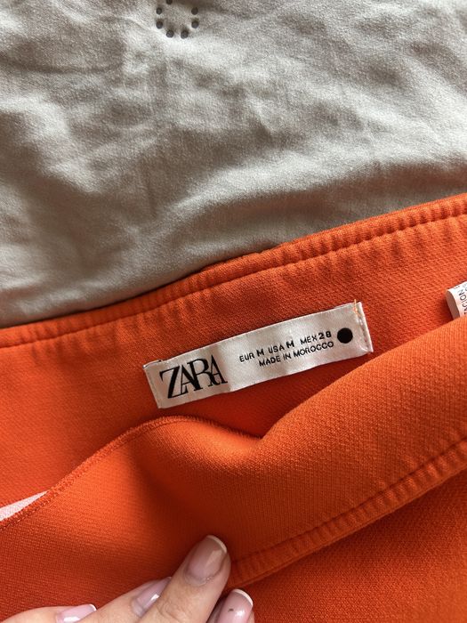 Ярка оранжева пола Zara