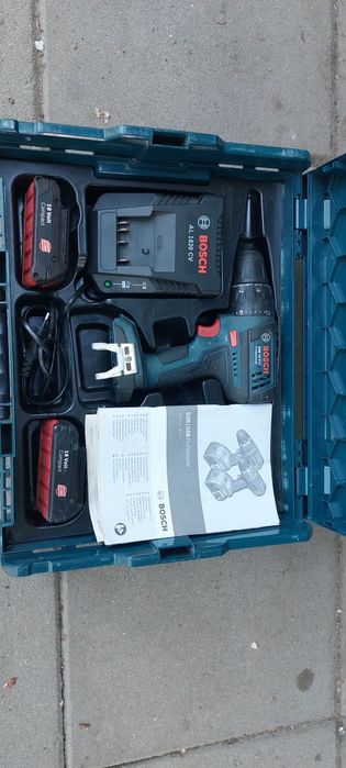 Продавам акумулаторна бормашина син Bosch