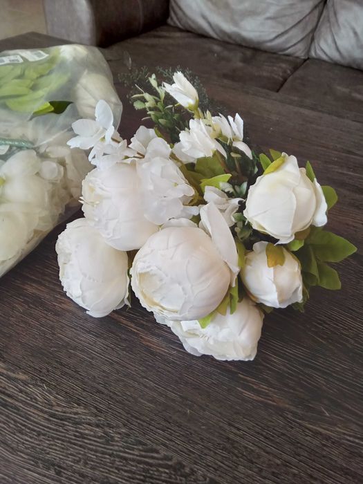 Букет изкуствени бели цветя,рози,нови.Наличност 9-10 букета