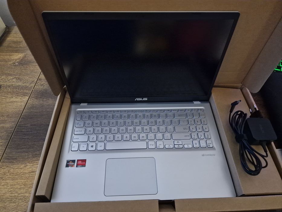 Laptop ASUS VivoBook, Ryzen 3, 8GB RAM, SSD 256 Gb, 15.6 inch
