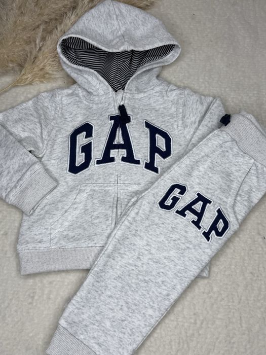 Спрртивный костюм подойдёт как на мальчика так и на девочку