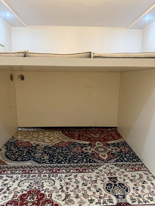 Стол тяжелый белый