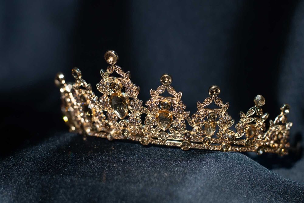 Диадема золотистого цвета с желтыми кристаллами. Доставка включена