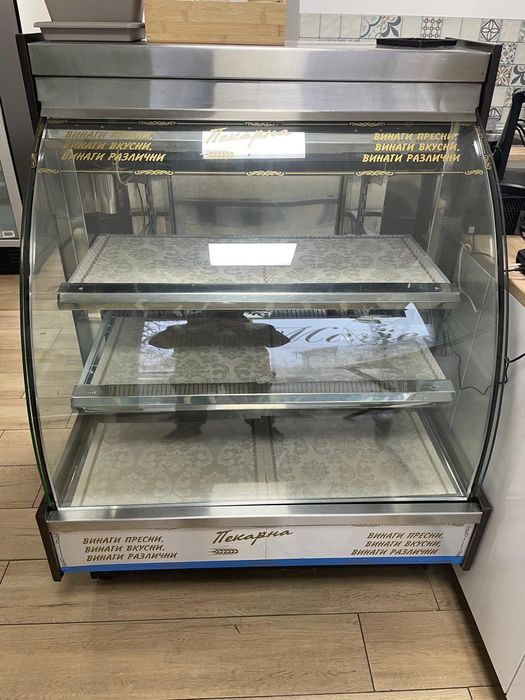Сладкарска хладилна витрина