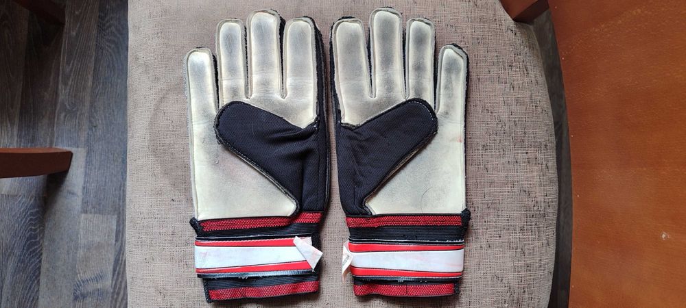Вратарски ръкавици и кори
