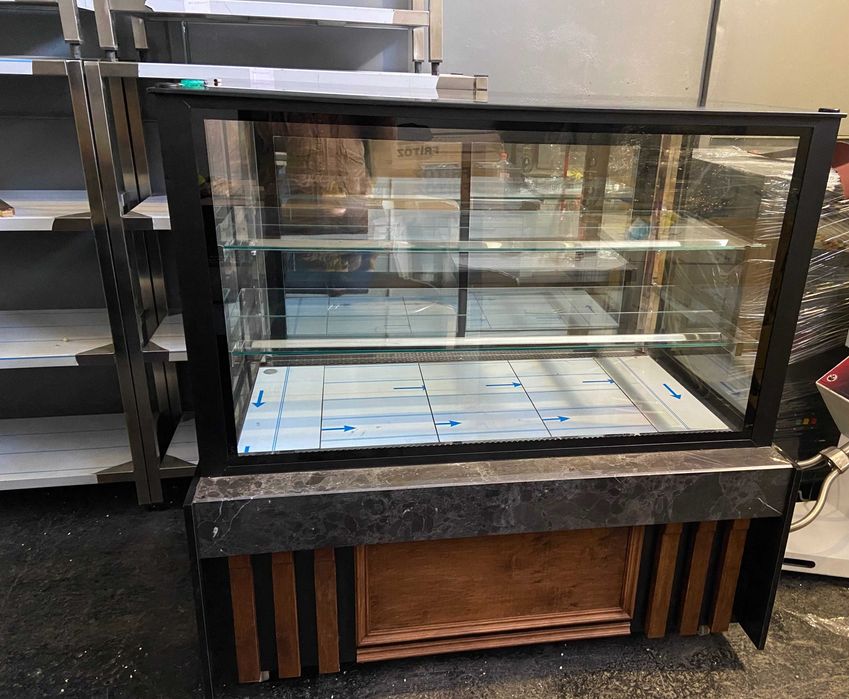 Vitrina Rece Pentru Prajituri 108 Cm / 150 Cm  In Stoc