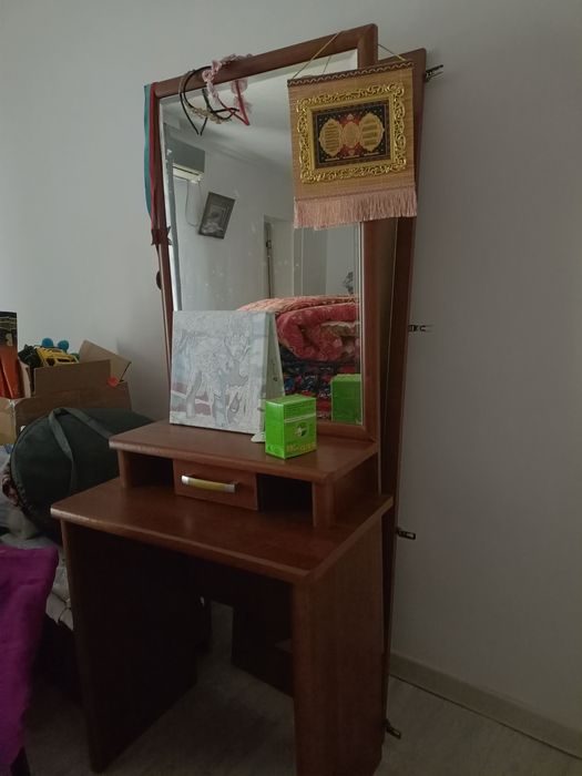 Мебель комод, тумбочки и туалетный столик с зеркалом