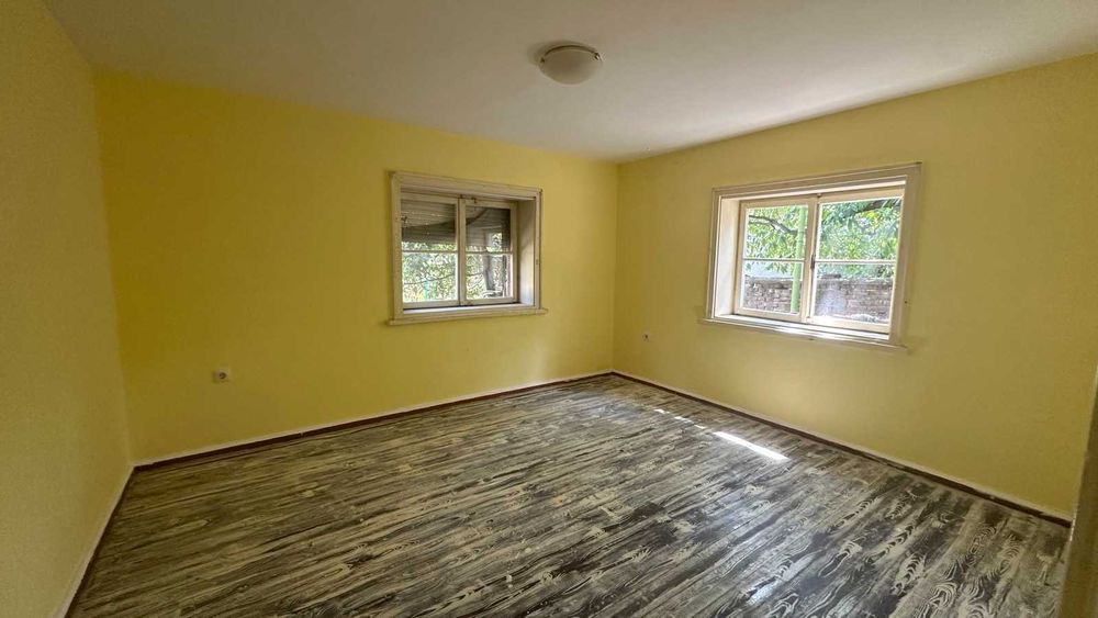 Отдава се ПОД НАЕМ партерен етаж от къща в центъра на град Карлово