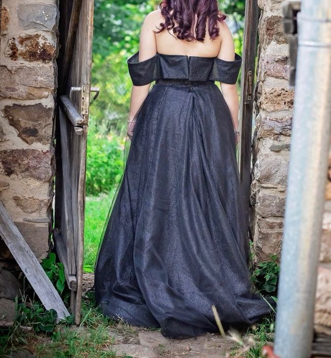 Дълга черна рокля