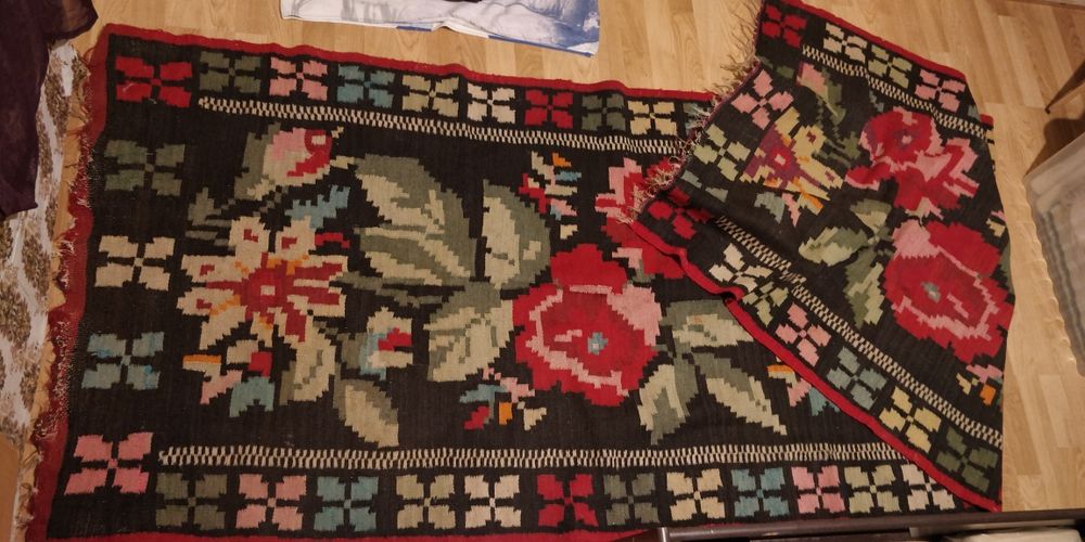 Covor vechi făcut manual din lână, stare impecabilă, lungime 2 metri