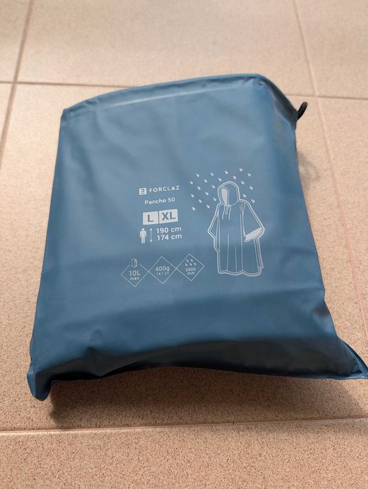 Дъждобран за преходи FORCLAZ Poncho 50, тъмно син, 10 литра, L - XL