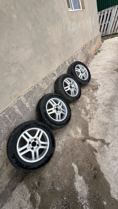 Летные шины с дисками почти новыйе