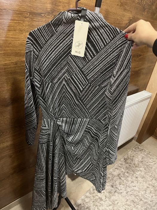 Страхотна рокля.