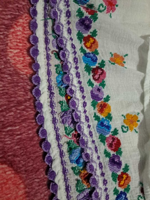 Costum popular autentic cusut manual