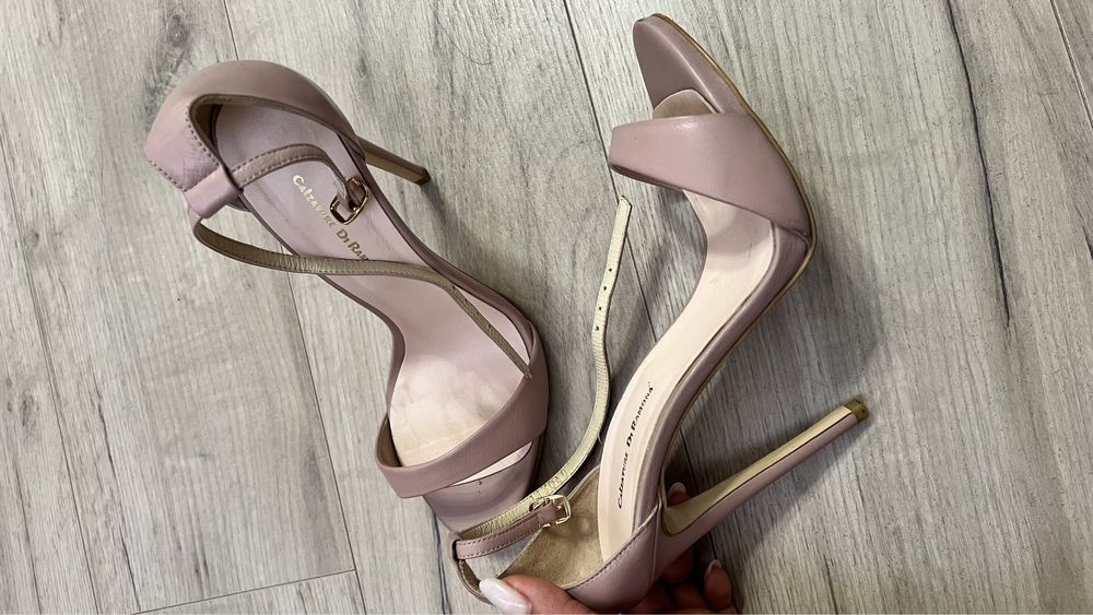 Босоножки на каблуке