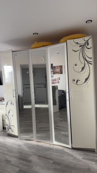 Продам шкаф, 2- тумбы и камод
