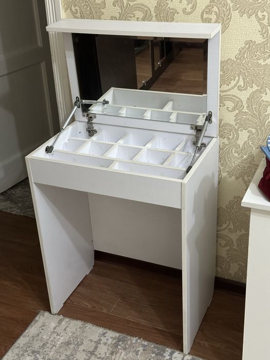 Туалетный столик с зеркалом