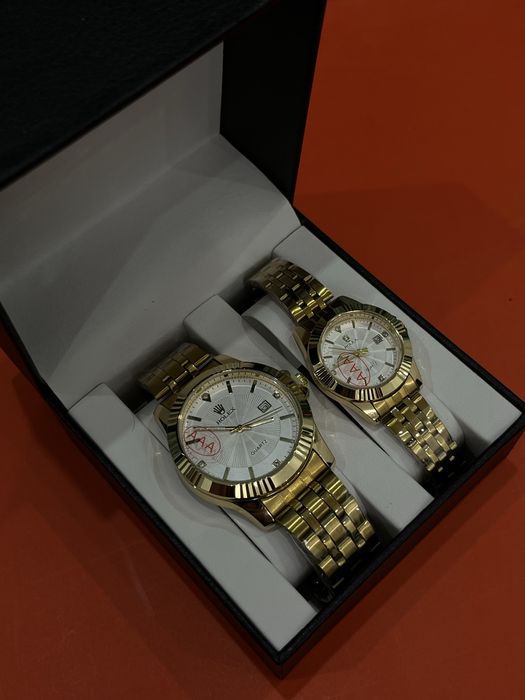 Алтын түсті жұп сағаттар