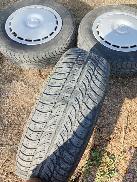 Продавам оригинални железни джанти с гумите и тасовете за Ауди 80.