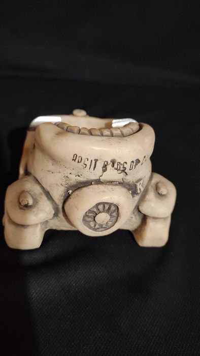 Масивен пепелник кола от смола