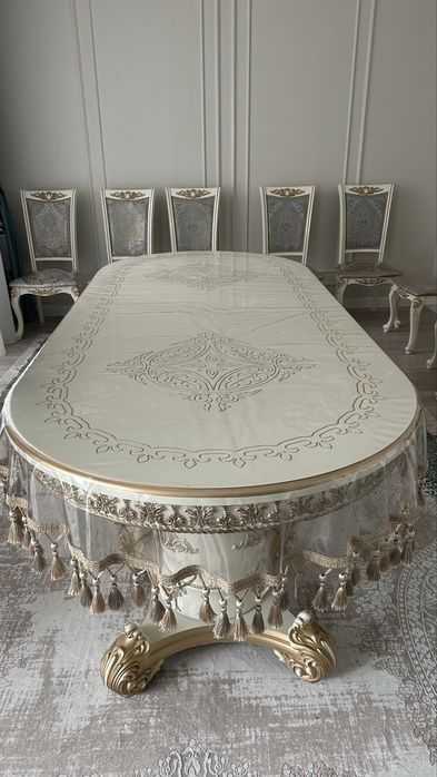 Стол и стулья для гостиной