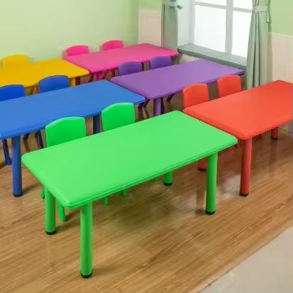 Детский стол разных цветов.