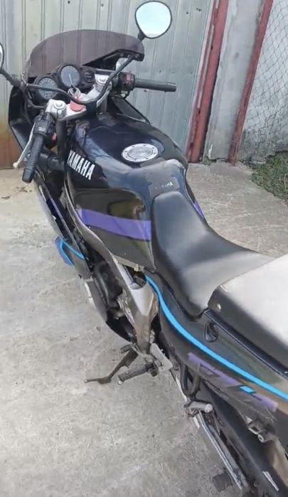 Motocicleta Yamaha FZR