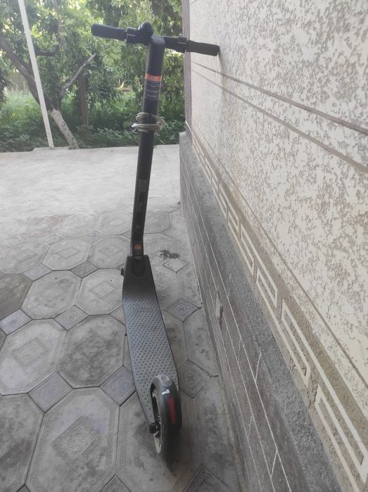 Elektrosamokat ninebot