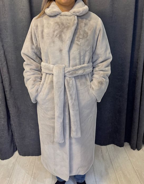 Шуба искусственная. Очень теплая!