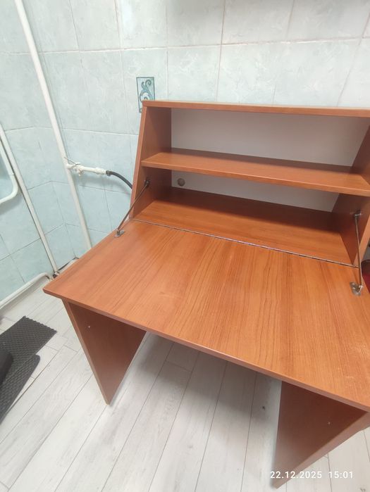 Продам секретер.