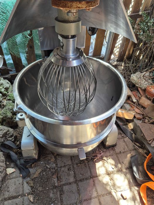 Планетарен миксер,Тестомесачка с голям капацитет