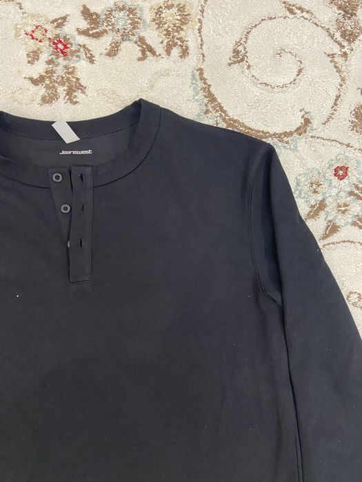 черный лонгслив от jeanswest