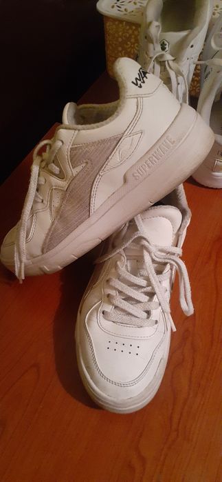 Кроссовки на мальчика 39раз. По 70тыс