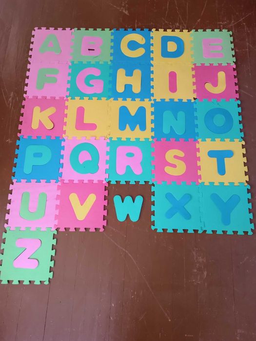 Надуваема топка за скачане и детски пъзел килим с букви