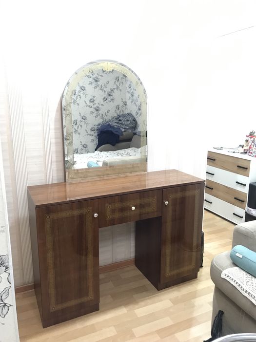 Трюмо .б.у в отличном состоянии