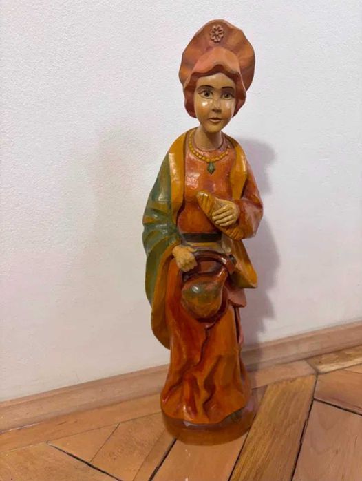 Statueta sculptata manual din lemn