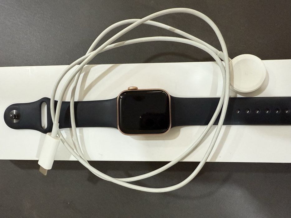 Apple Watch SE, 40mm, Rose Gold с каишки и протектори