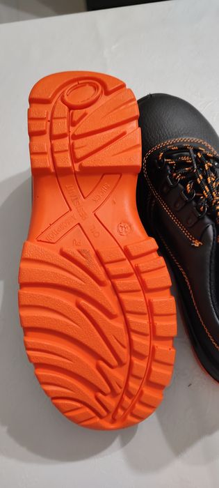 Работни обувки с метално бомбе.