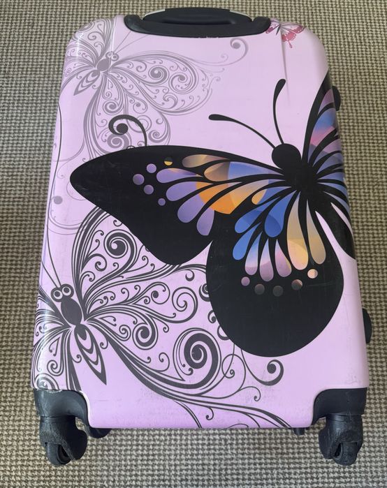 Твърд куфар, среден размер с колелца 68х45х27 без колелца 60х42х27