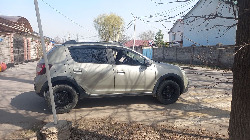 Продам срочно машина Renault Sandero