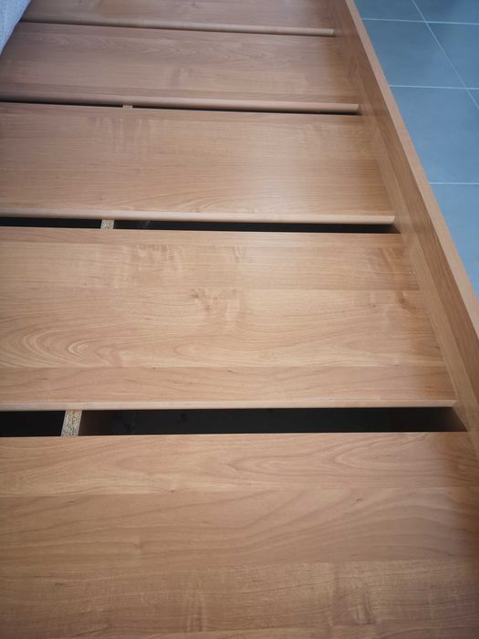 Vand pat 90 X 200 cu saltea in stare foarte buna