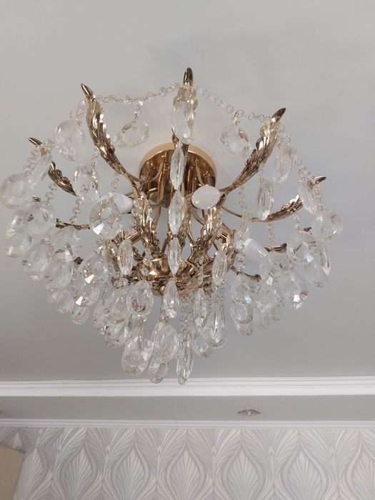 Продам шикарную люстру хрустальную