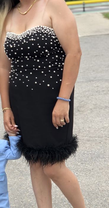 vand rochie neagra cu perle
