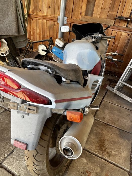 Motocicleta Suzuki RF 900, sare din viteza a doua